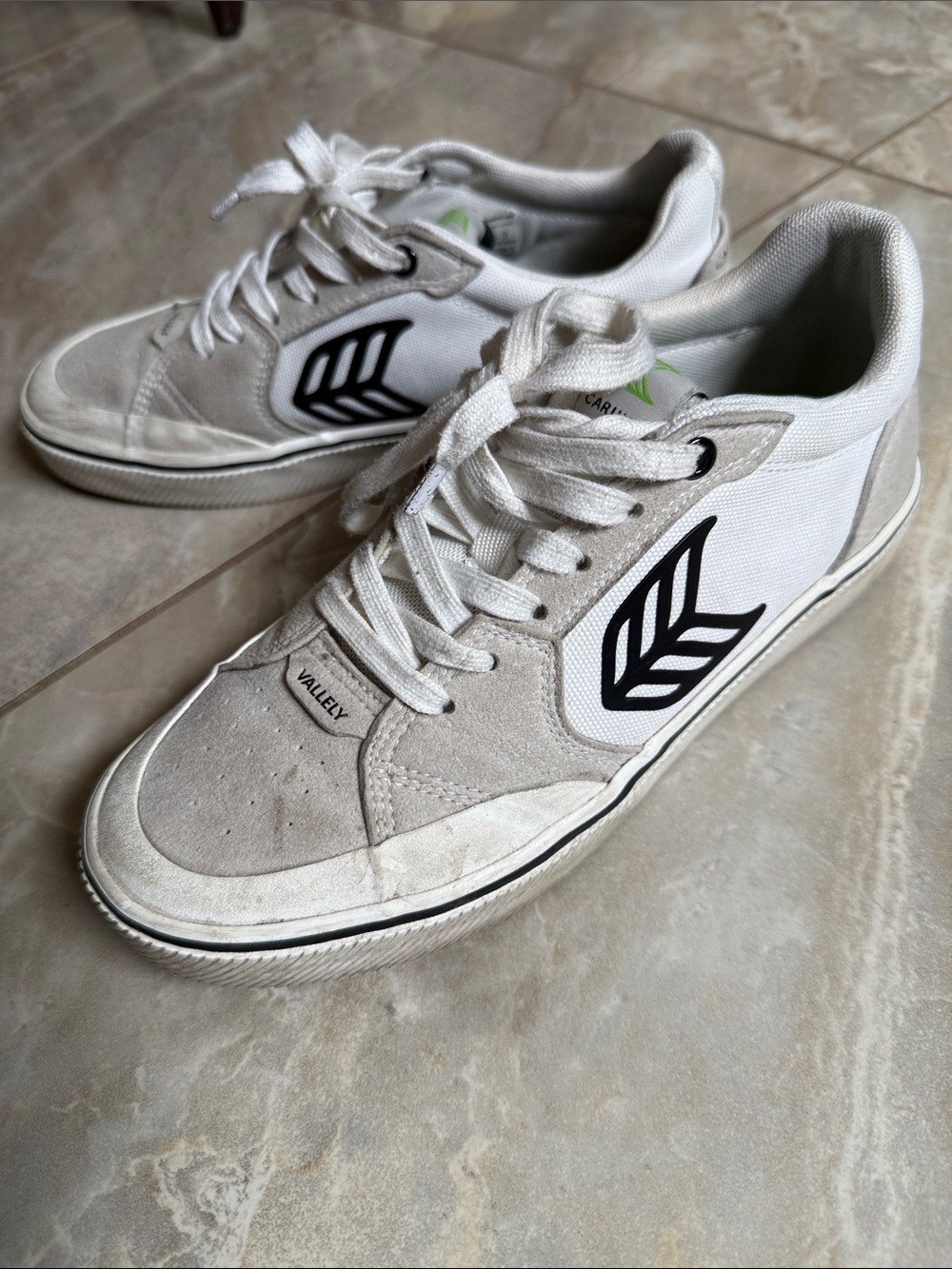 Cariuma Valley off White Low-Top suede Sneakers